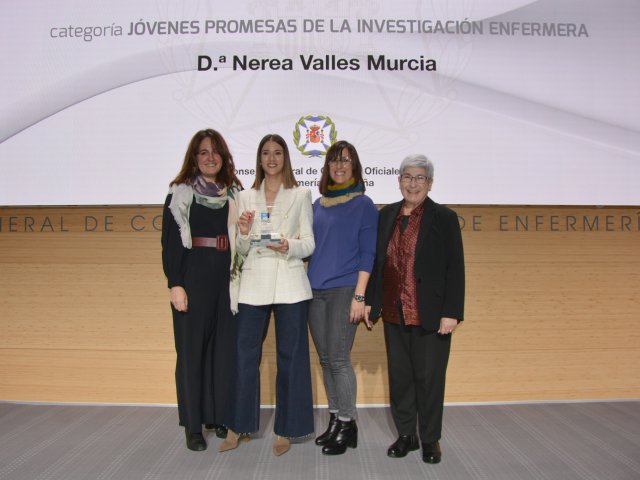 Nerea Valles, ganadora de la categoría jóvenes promesas, con su equipo investigador y Hosanna Parra, vicesecretaria general del CGE.
